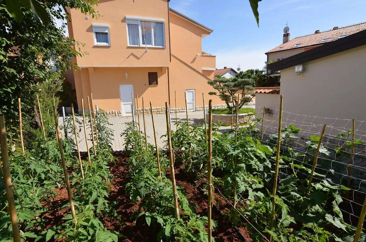 *** בית הארחה פורץ Apartmani Dekovic Materada קרואטיה