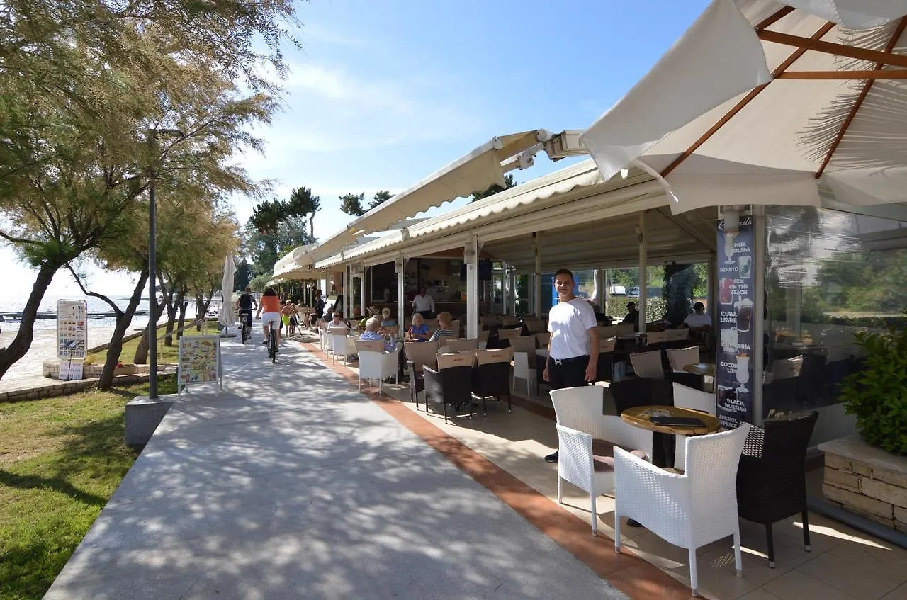 פורץ Apartmani Dekovic Materada 3*,