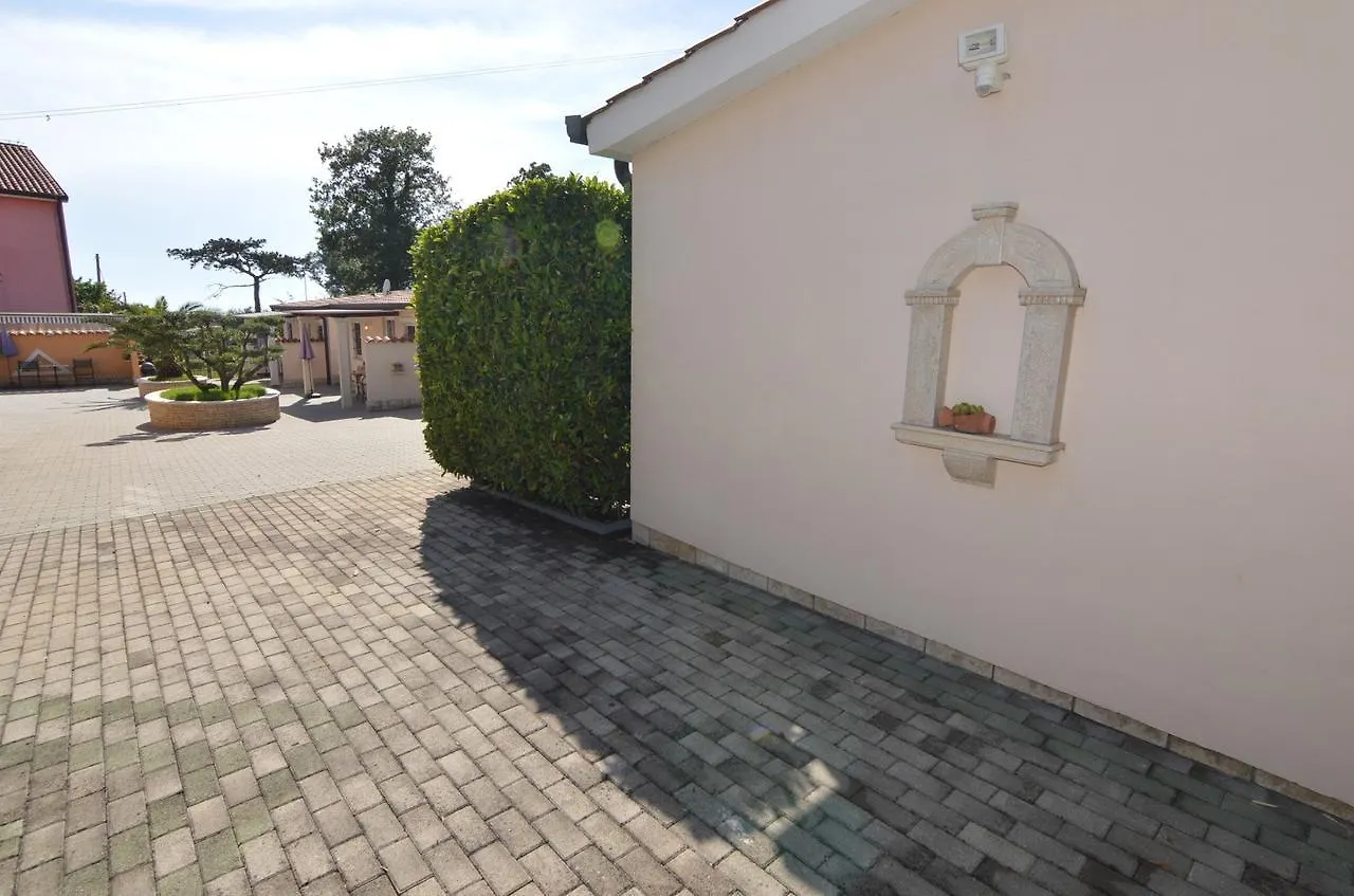 פורץ Apartmani Dekovic Materada בית הארחה