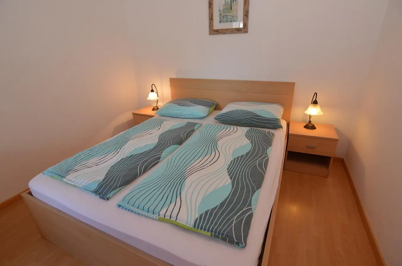 Apartmani Dekovic Materada 波雷奇 3*,